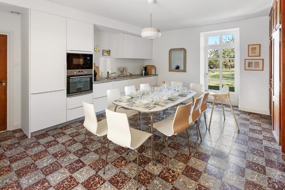 Kitchen or kitchenette, Dining area, stove