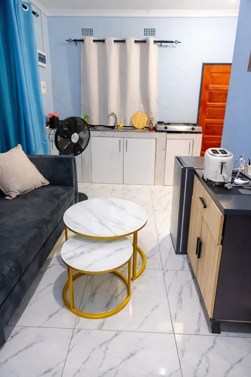 Kitchen or kitchenette, Living room, Seating area, Dining area, stove