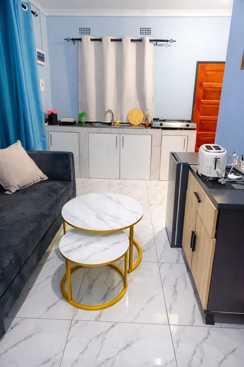 Kitchen or kitchenette, Living room, Seating area, Dining area