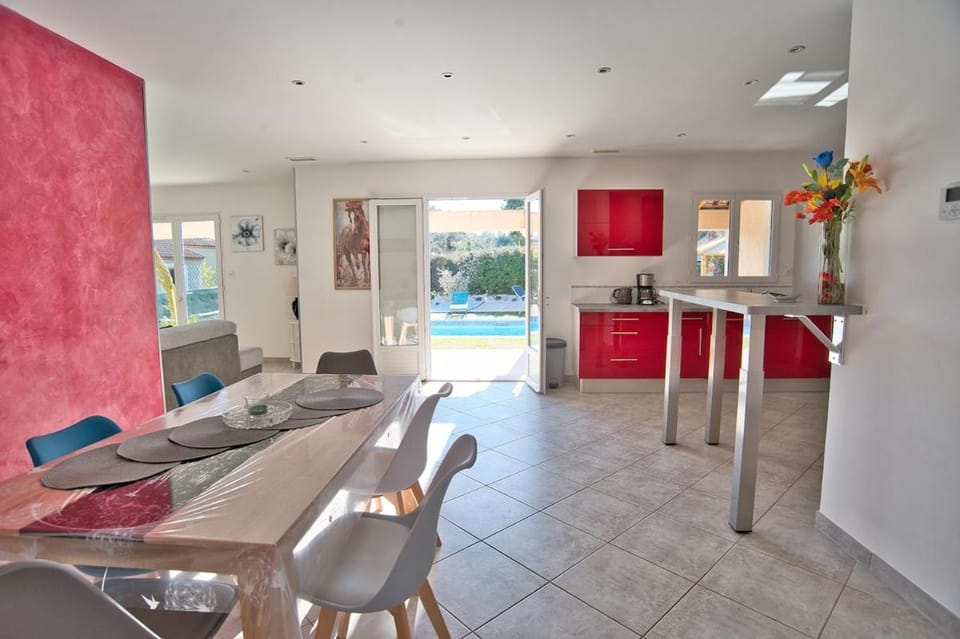 Dining area, Meals