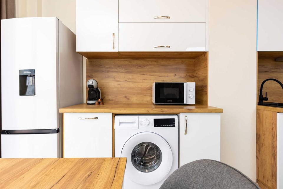 Coffee/tea facilities, Kitchen or kitchenette, oven, stove