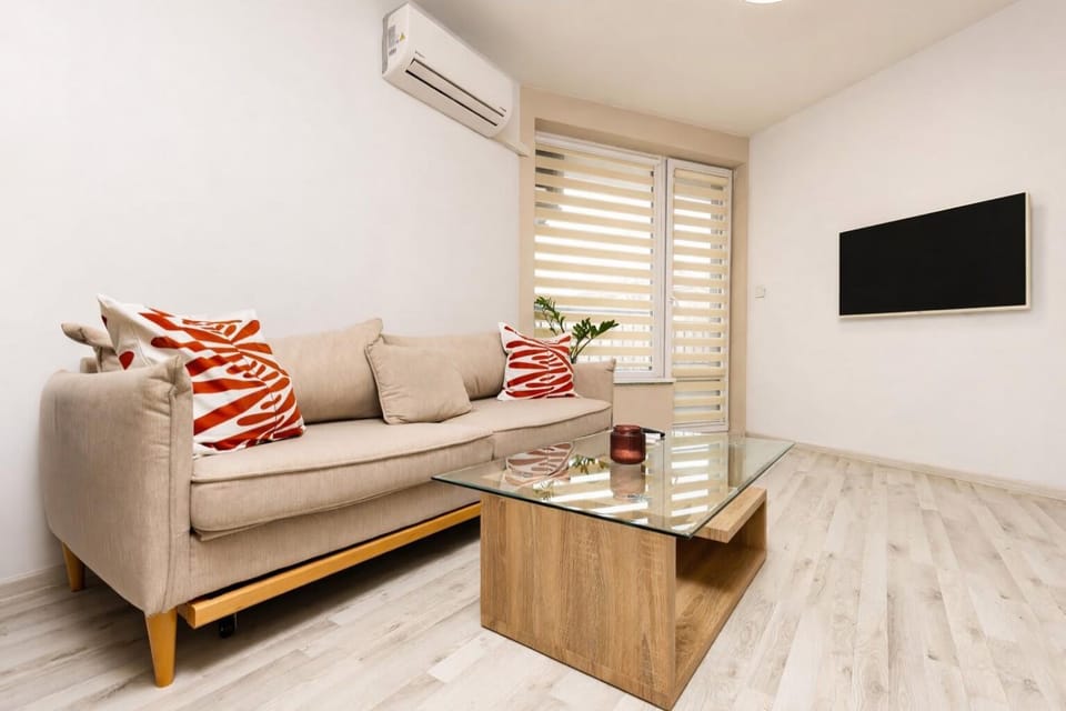 TV and multimedia, Living room, Seating area, air conditioner