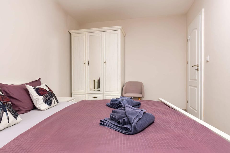 Bed, Bedroom, towels, wardrobe