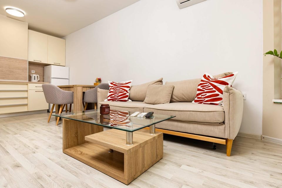 Seating area, Dining area, air conditioner