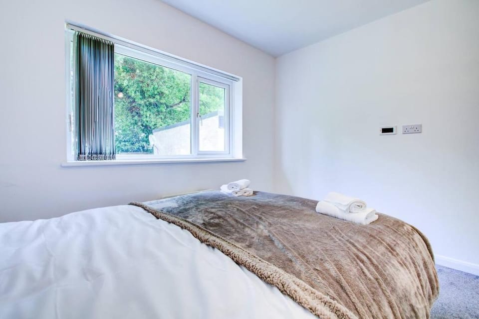 Comfy Bungalow Virginia Water - Near Golf Club Apartment in Runnymede District