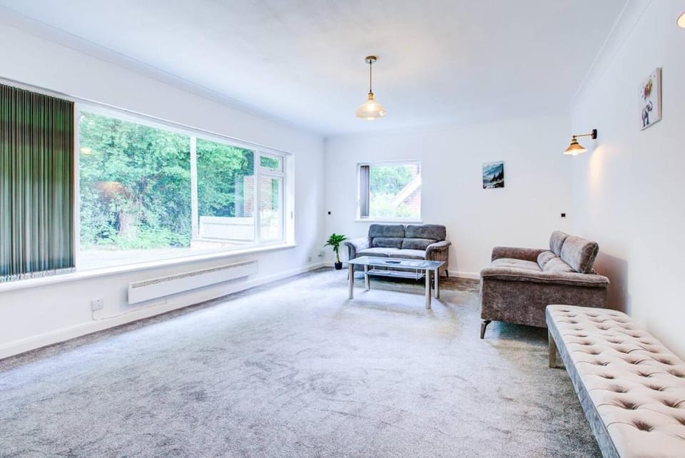 Comfy Bungalow Virginia Water - Near Golf Club Apartment in Runnymede District