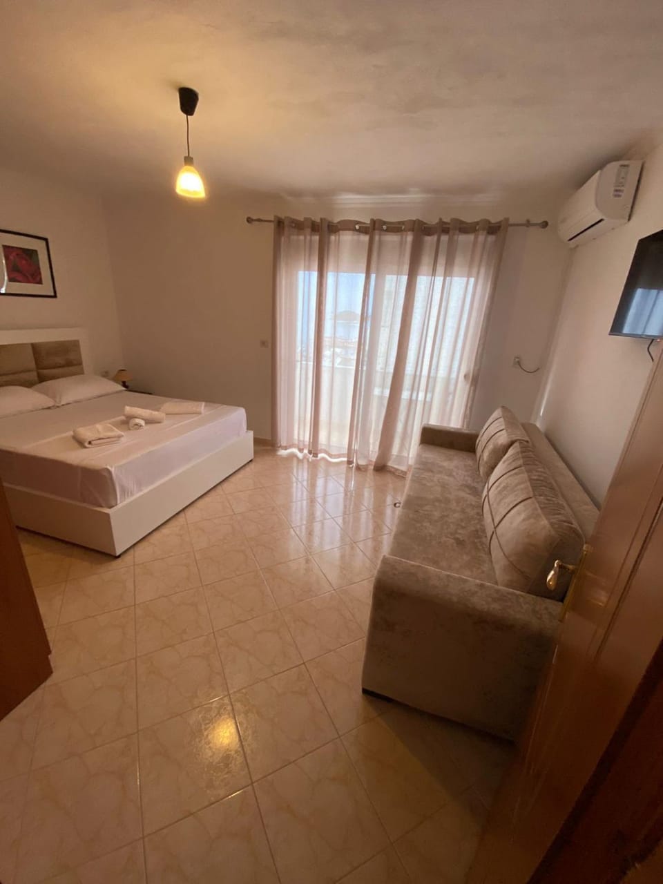 Bed, TV and multimedia, Photo of the whole room, Seating area, Bedroom, towels, air conditioner