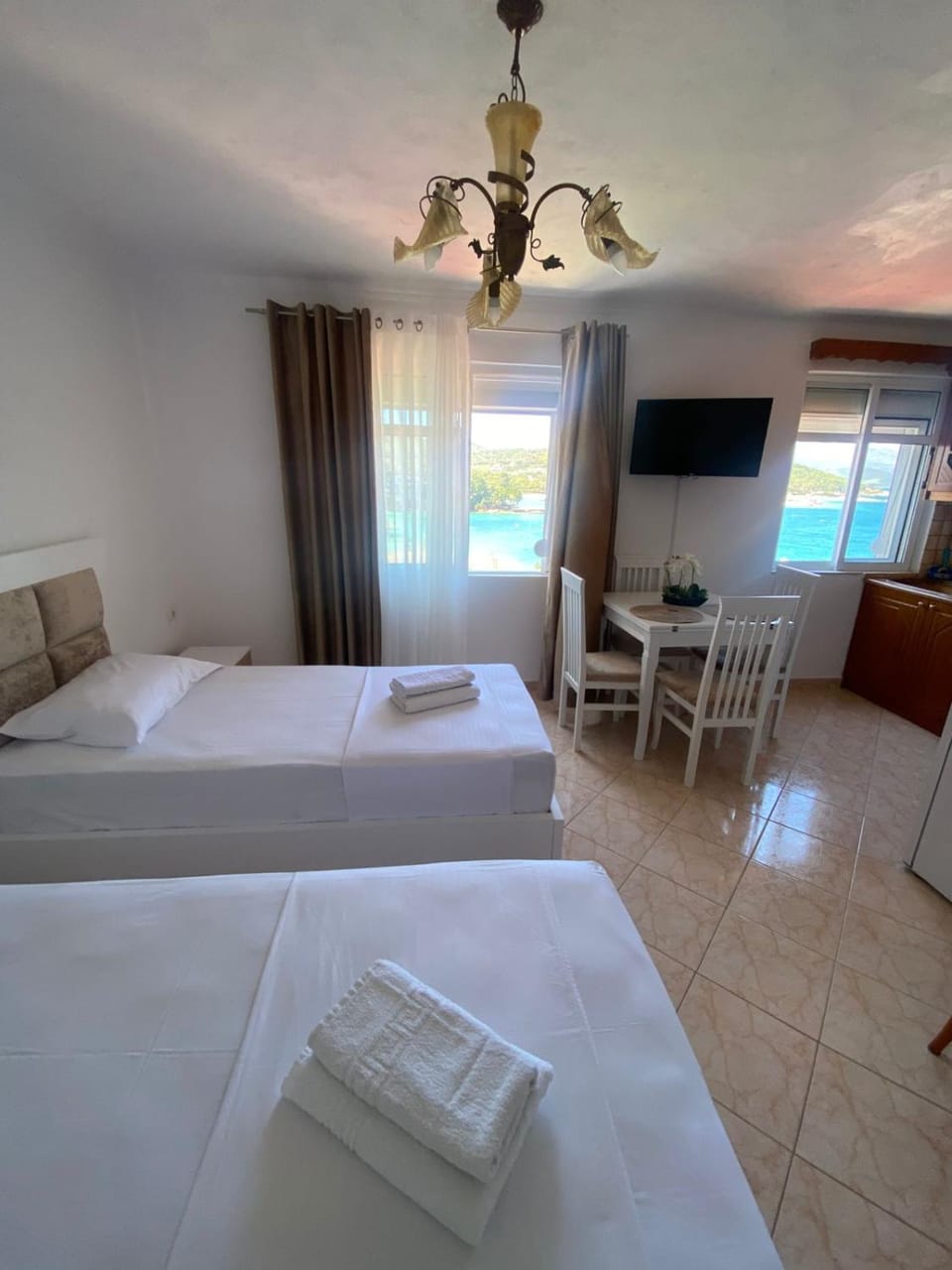 Bed, TV and multimedia, Photo of the whole room, Bedroom, towels