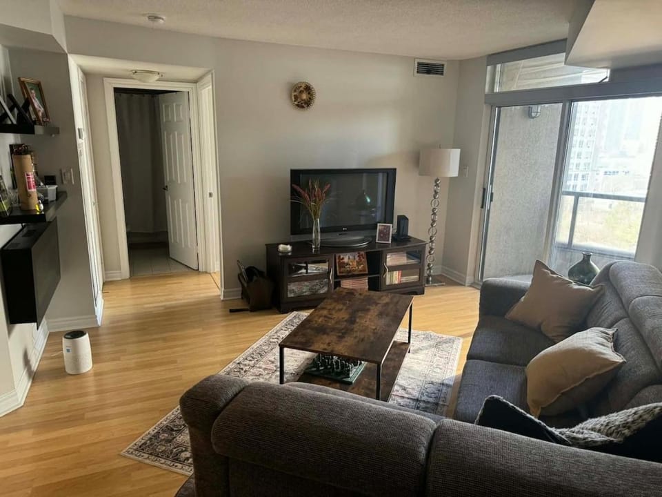 Prime Location! Steps to Transit, Shops & Dining Apartment in Mississauga