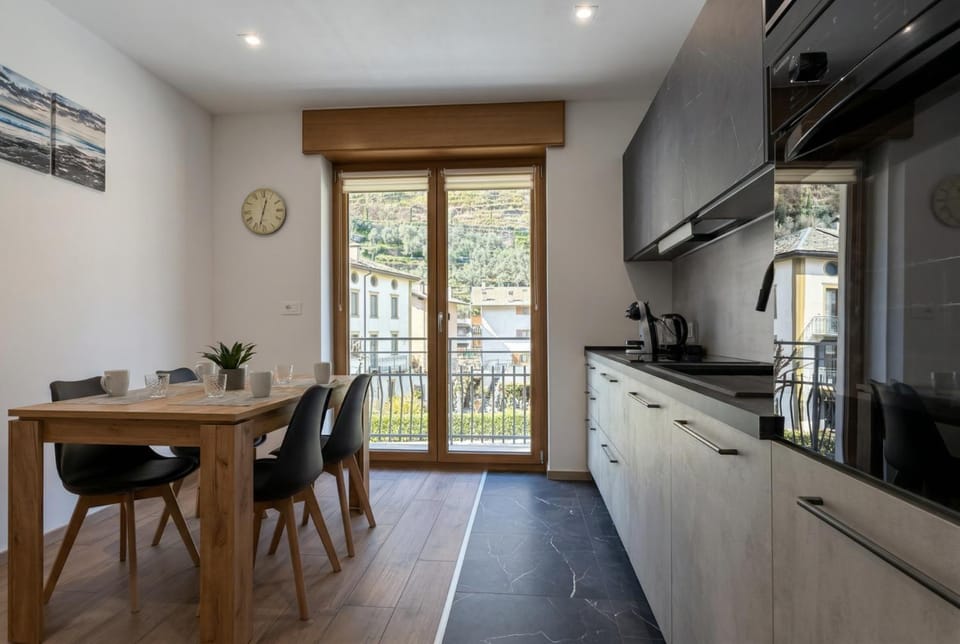 Coffee/tea facilities, Kitchen or kitchenette, Dining area, stove