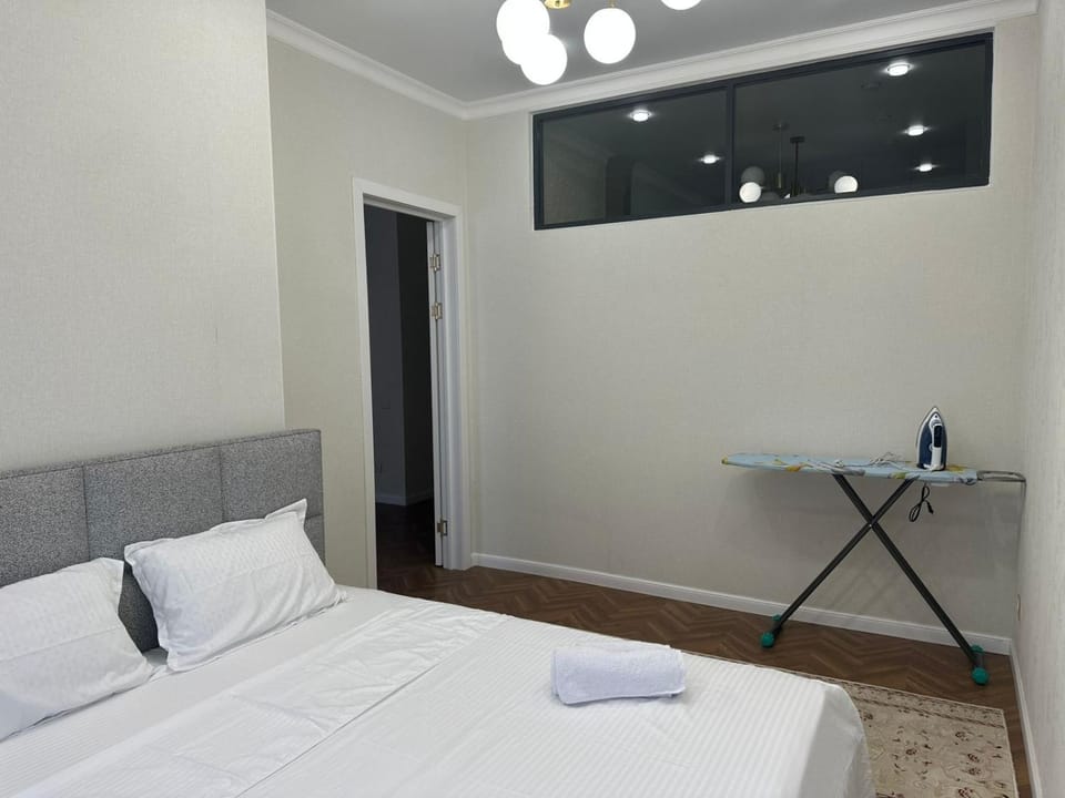 Bed, TV and multimedia, Bedroom, towels