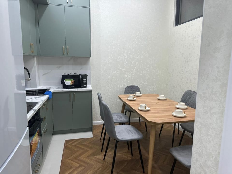 Coffee/tea facilities, Kitchen or kitchenette, Dining area, oven
