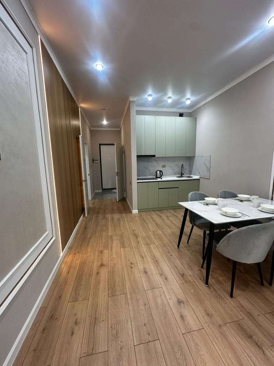 Kitchen or kitchenette, Dining area