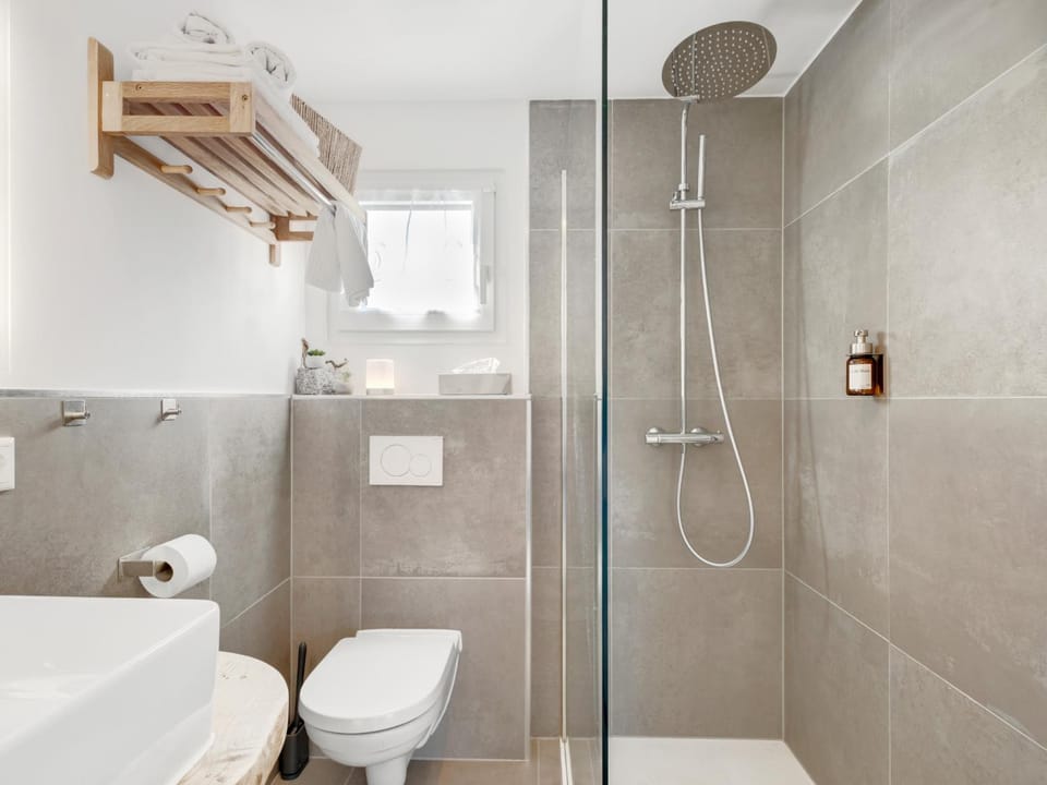 Shower, Toilet, Bathroom, towels