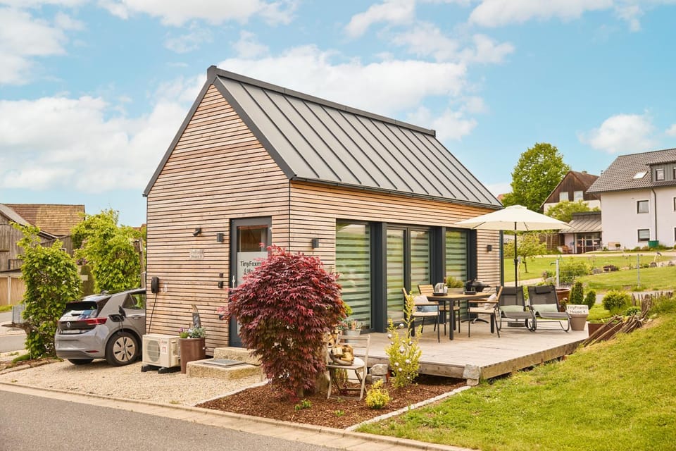 Property building, Day, Neighbourhood, Garden, Dining area, Garden view