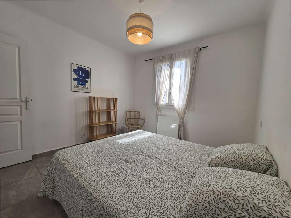 Photo of the whole room, Bedroom
