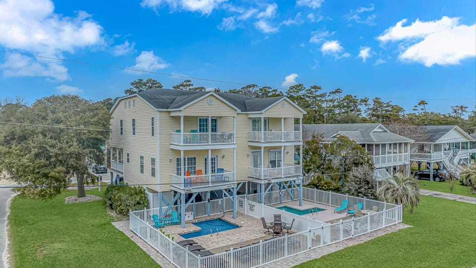 Property building, Day, Natural landscape, Bird's eye view, Balcony/Terrace, Swimming pool, Parking