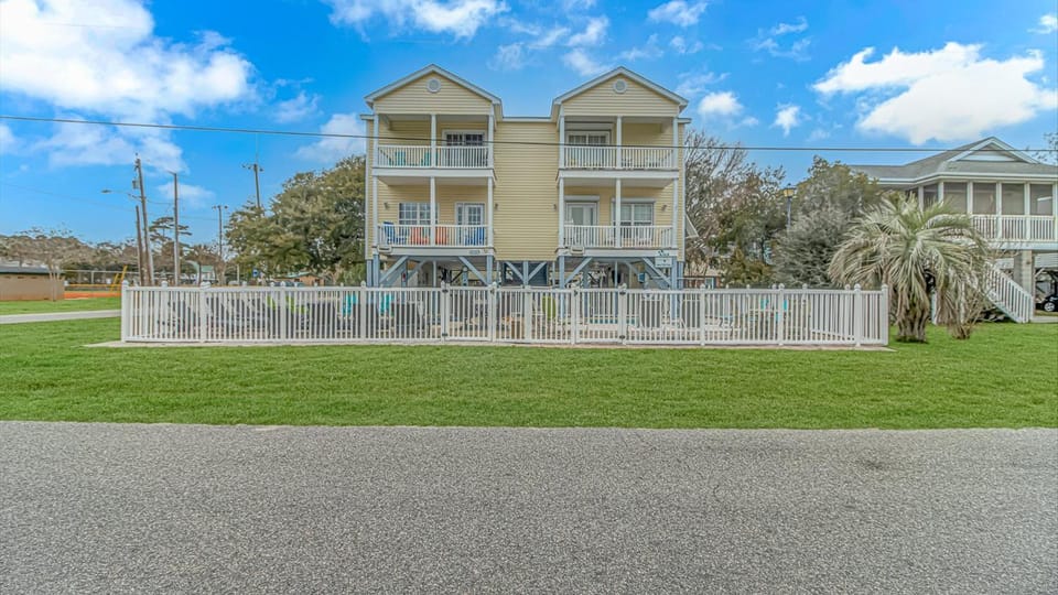 Property building, Day, Neighbourhood, Swimming pool