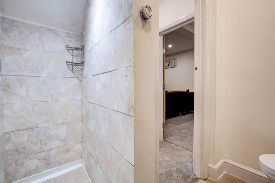 Spacious 3-Bed House in Egham House in Egham