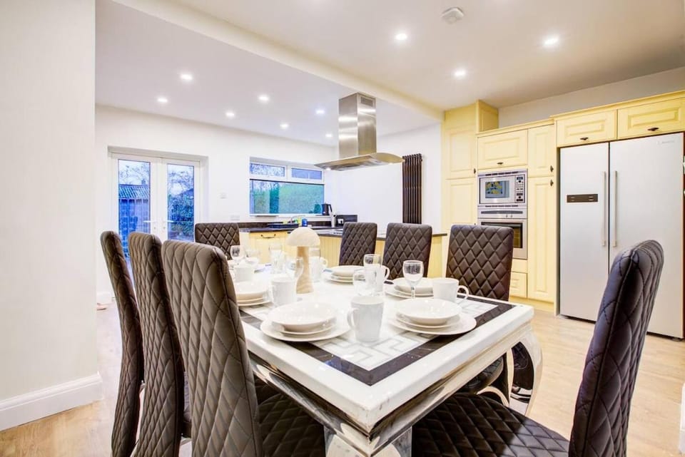 Spacious 3-Bed House in Egham House in Egham