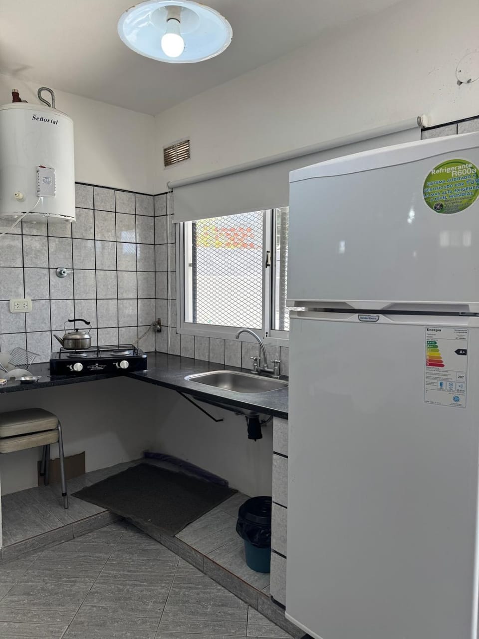 Kitchen or kitchenette, minibar, oven, stove