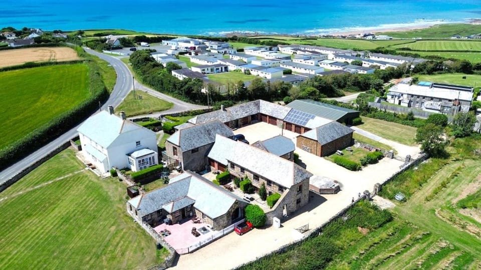 Property building, Day, Neighbourhood, Natural landscape, Bird's eye view, Beach, Sea view, Location