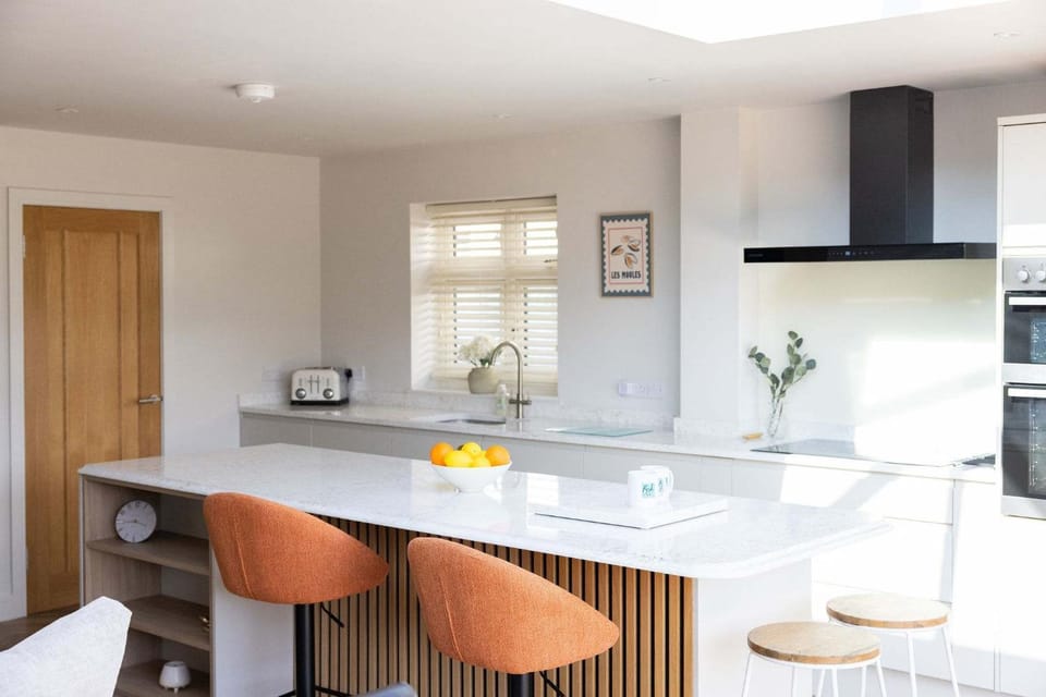 Stylish Coastal 3BD Bungalow with Garden House in West Wittering