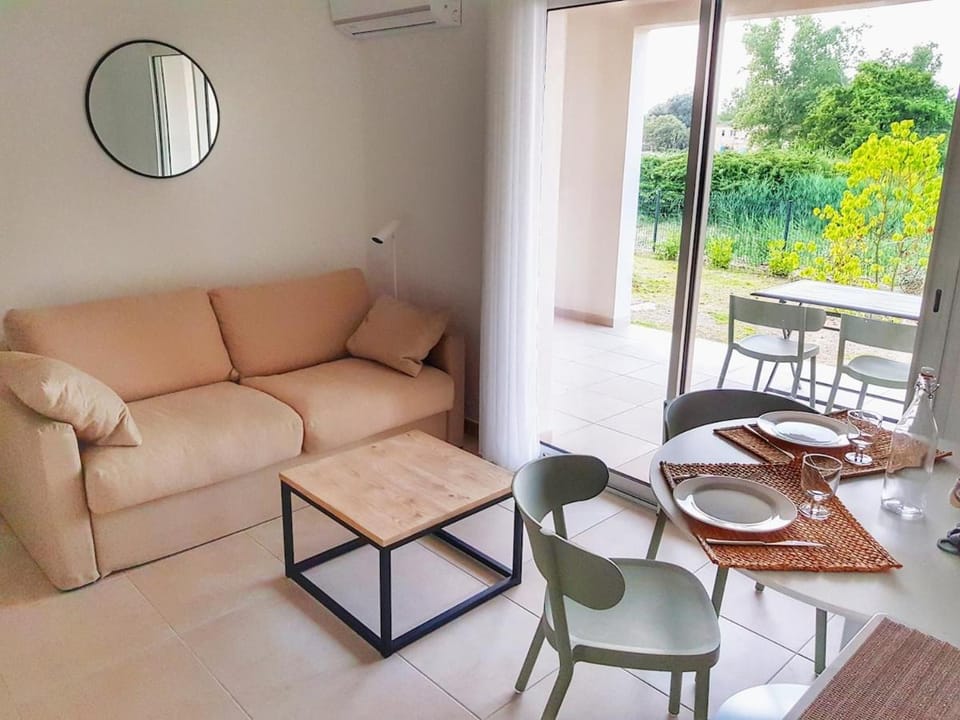 Exceptionnel - T2 neuf pieds dans l'eau avec piscine chauffée Apartment in Linguizzetta