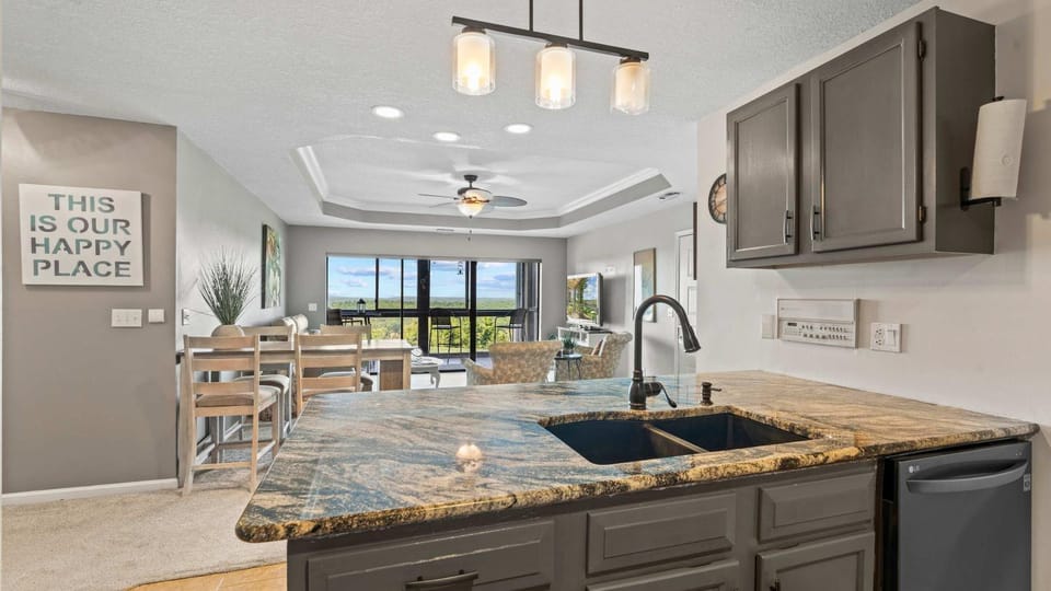 Sunset Ridge Private Patio Cliffside Lake Views House in Village Four Seasons