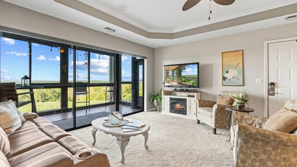 Sunset Ridge Private Patio Cliffside Lake Views House in Village Four Seasons