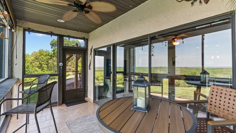 Sunset Ridge Private Patio Cliffside Lake Views House in Village Four Seasons