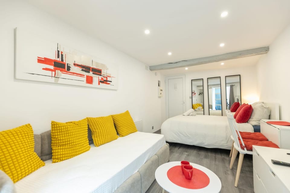 Bed, TV and multimedia, Living room