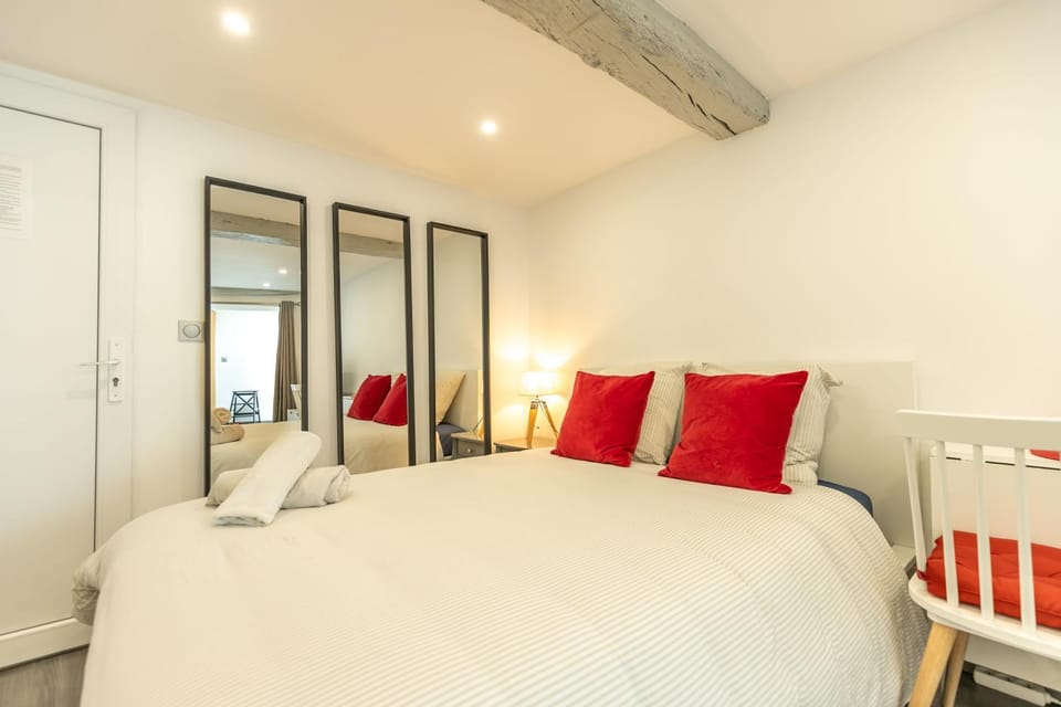 Bed, towels