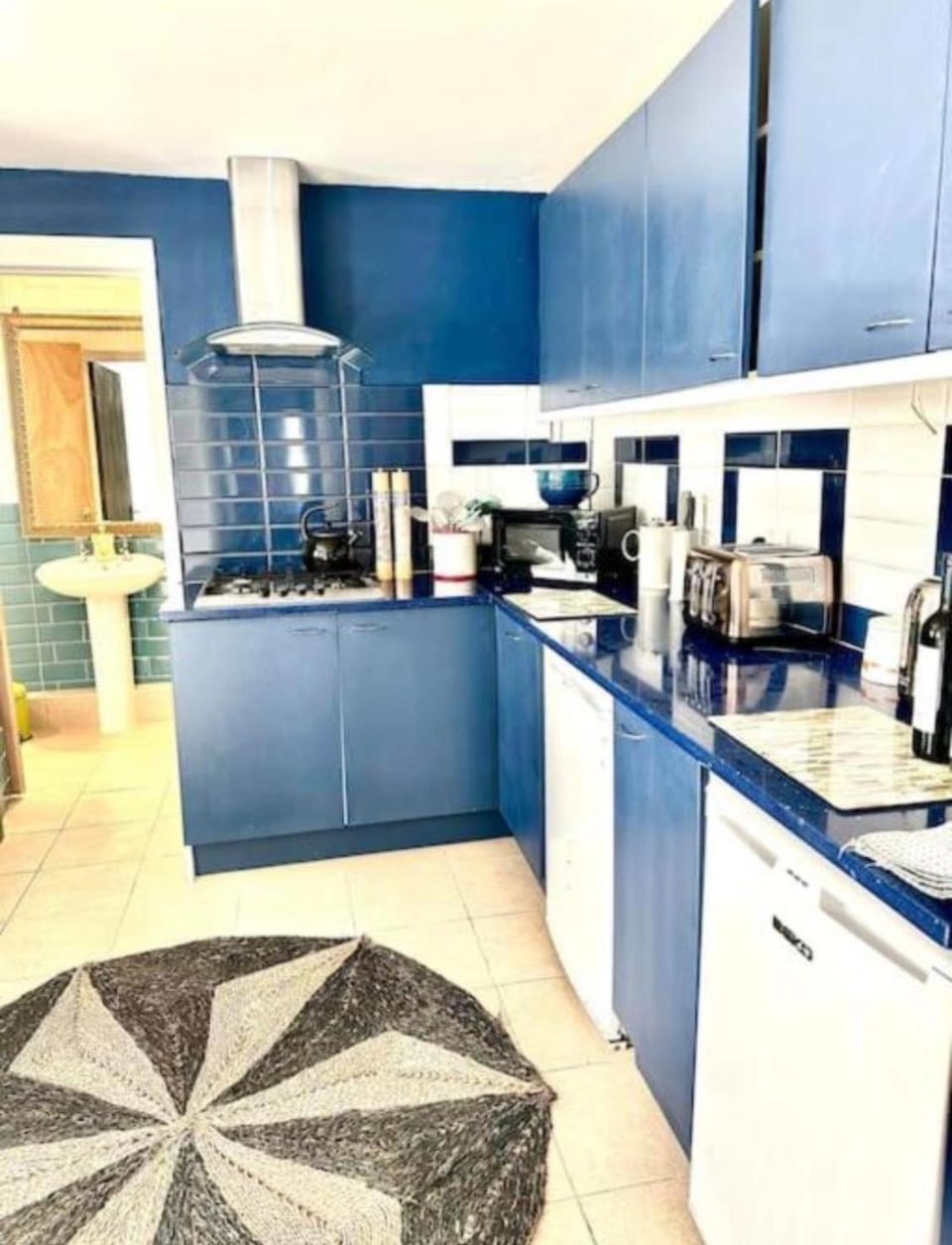 Coffee/tea facilities, Kitchen or kitchenette, stove, toaster