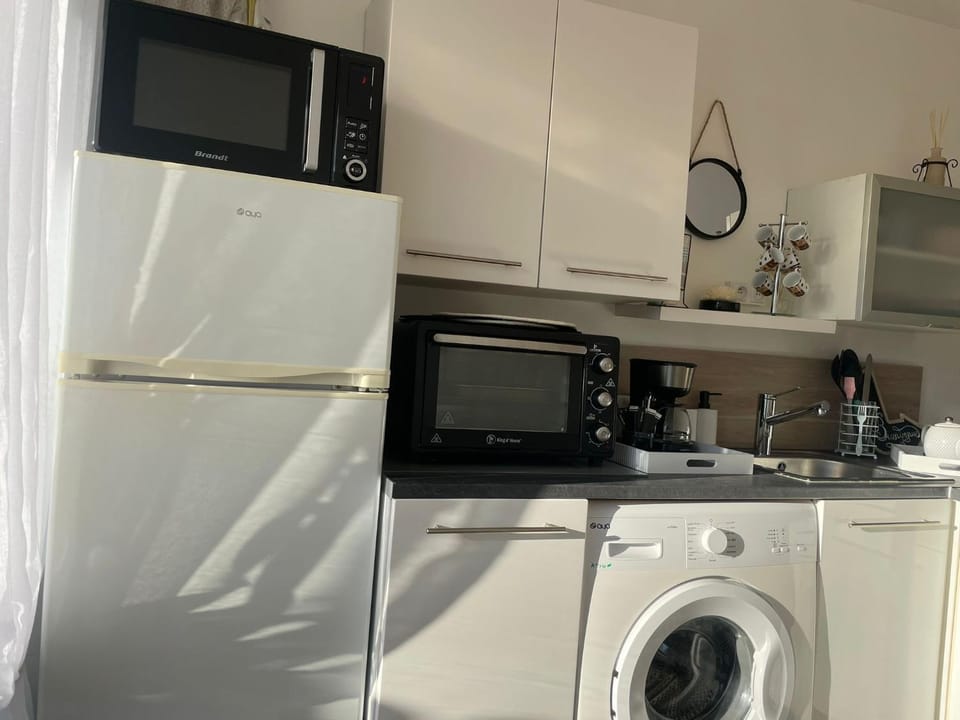Coffee/tea facilities, Kitchen or kitchenette, oven, stove, washing machine