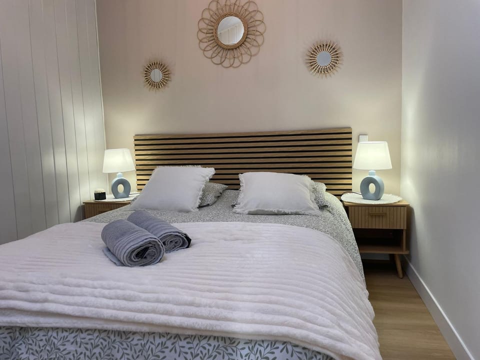 Bed, Photo of the whole room, Bedroom, towels