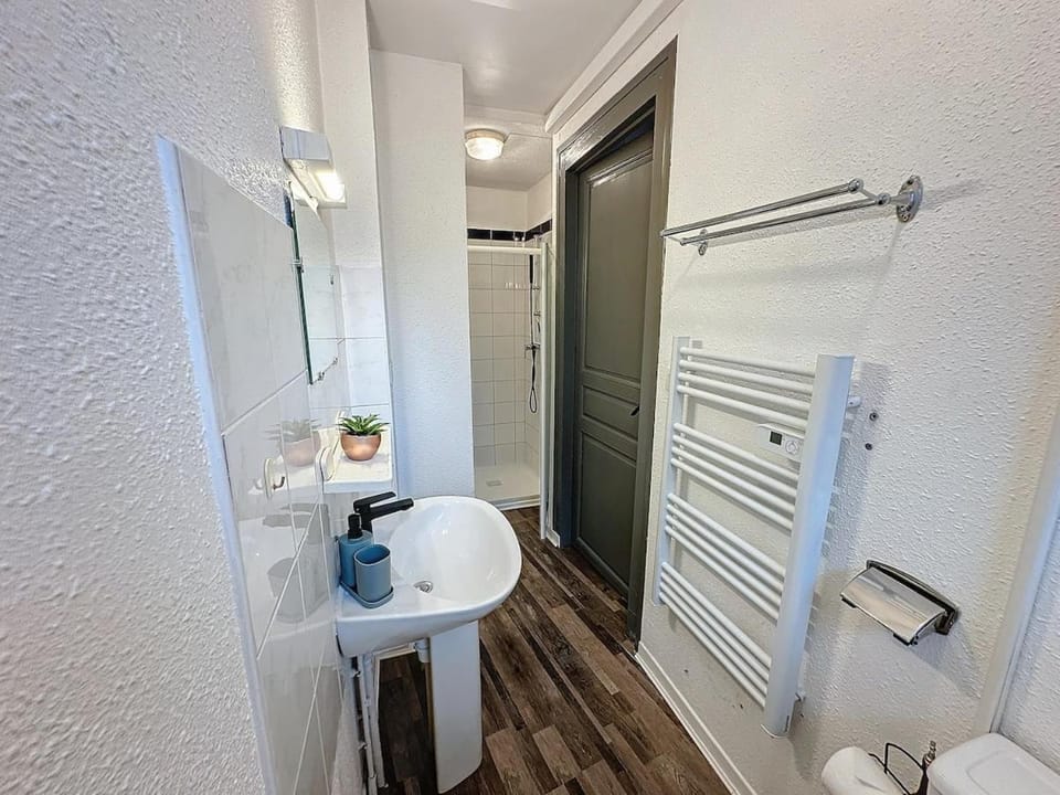 Séjour pèlerin serein pour séniors, appartement climatisé à 10 minutes sanctuaire et gare Apartment in Lourdes