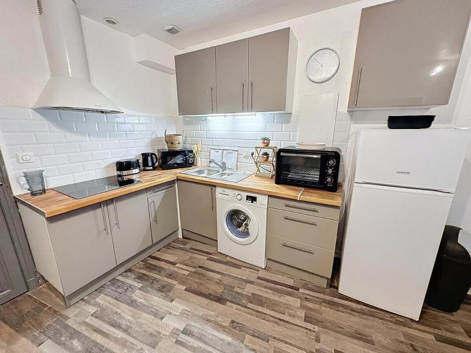 Séjour pèlerin serein pour séniors, appartement climatisé à 10 minutes sanctuaire et gare Apartment in Lourdes