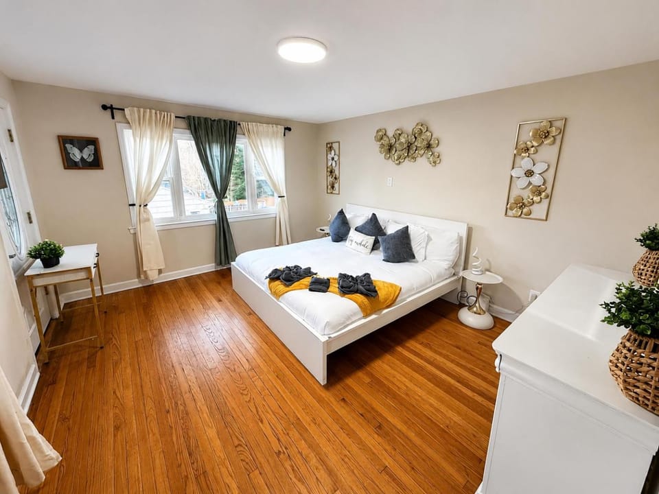Cozy Private Queen Room 1 with Desk TV and WiFi near Yale Vacation rental in North Haven