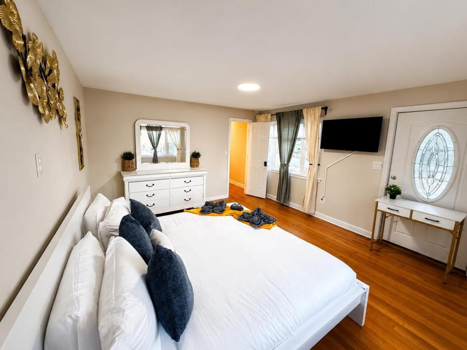 Bed, TV and multimedia, Photo of the whole room, Bedroom