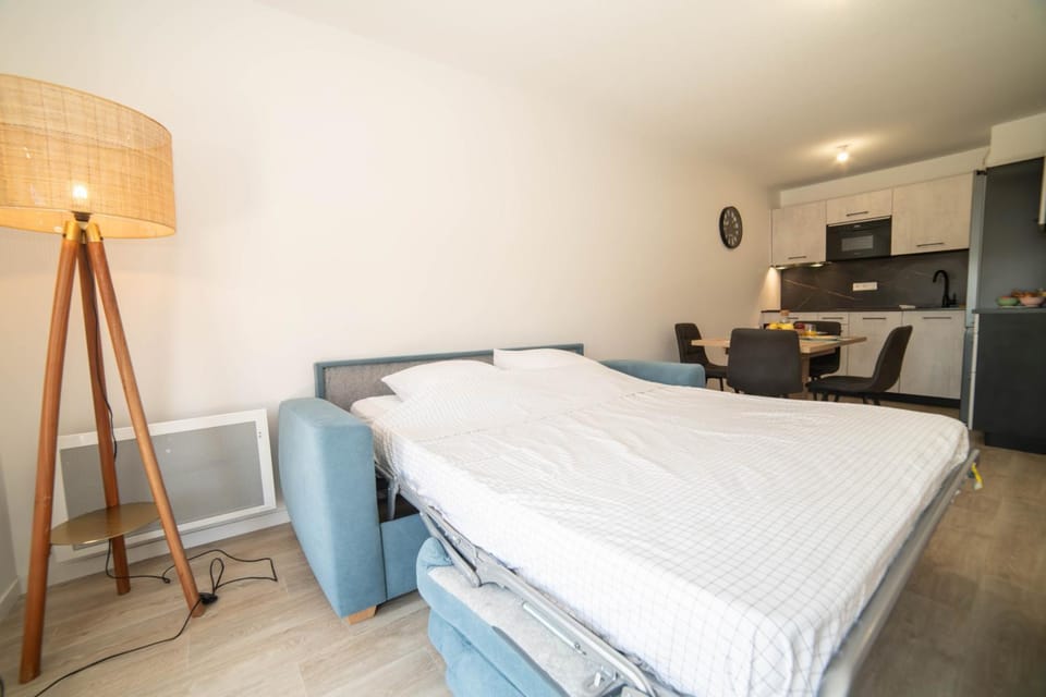 Bed, Living room