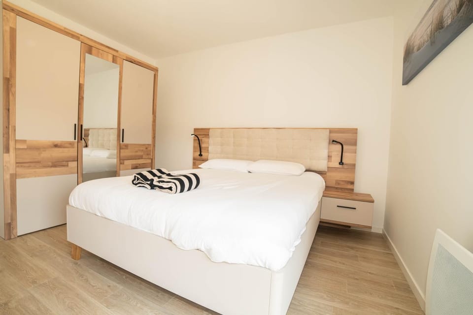 Photo of the whole room, Bedroom, wardrobe