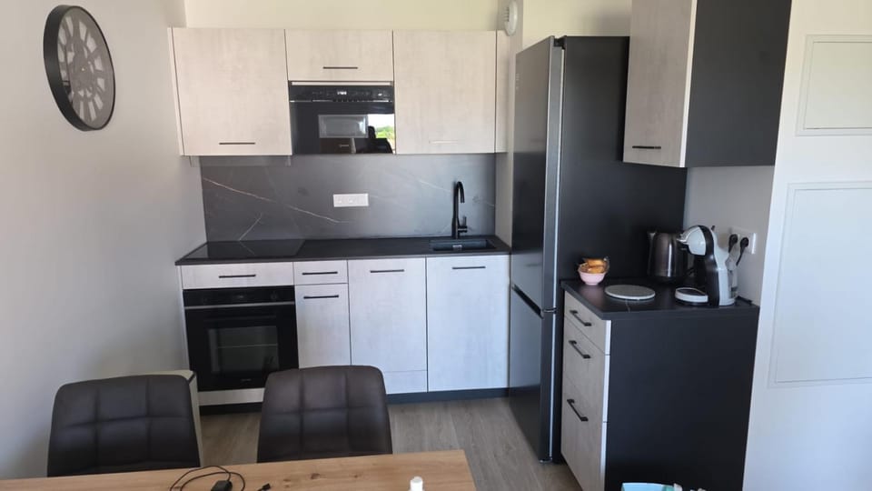 Coffee/tea facilities, Dining area, microwave, oven, kitchen