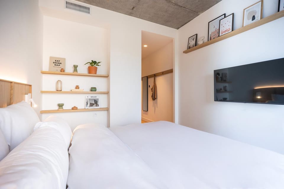 Bed, TV and multimedia, Bedroom