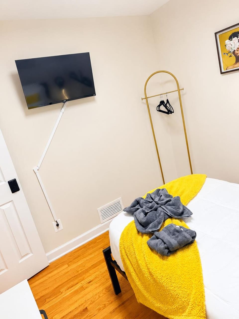 Cozy Private Twin Room 2 with Desk TV and WiFi near Yale Vacation rental in North Haven