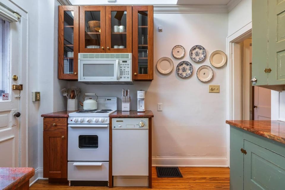 Walkable Designer Cottage In GV Villa in German Village