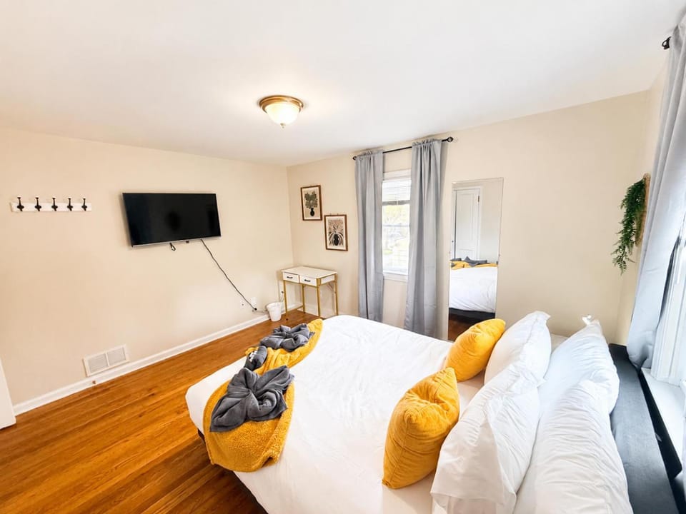 Cozy Private Queen Room 3 with Desk TV and WiFi near Yale Vacation rental in North Haven