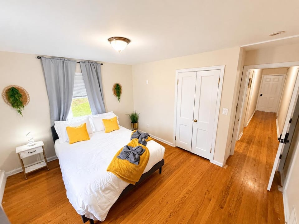 Bed, Photo of the whole room, Bedroom