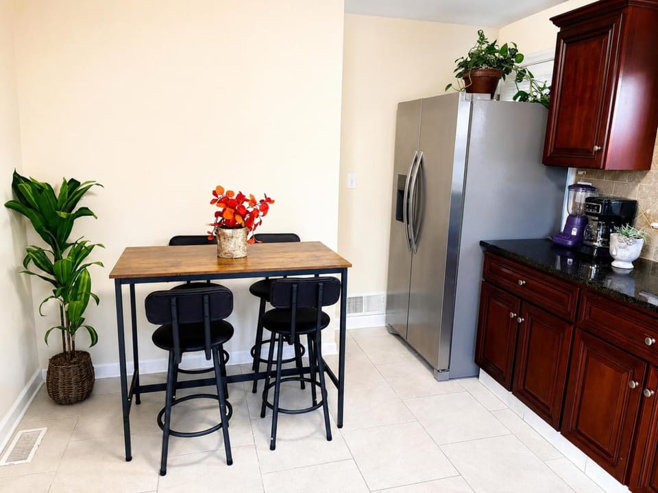 Kitchen or kitchenette, Seating area, Dining area
