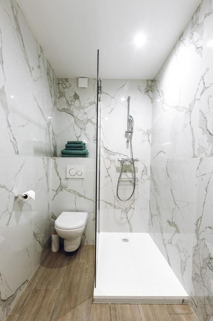 Shower, Toilet, Bathroom, towels
